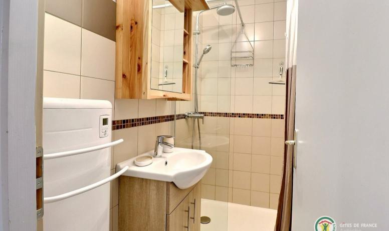 Gîtes de France - Deuxième salle d'eau avec douche et meuble vasque