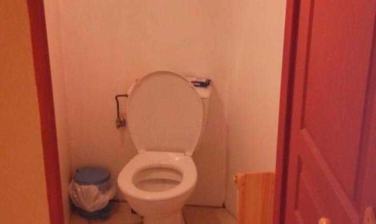 Gîtes de France - toilette du bas a coté de la deuxième entrée de la partie Oratoire