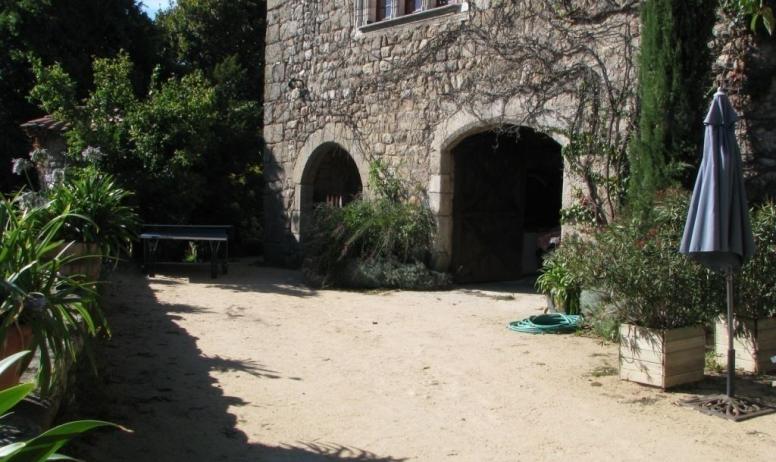 Gîtes de France - vue de la cour faisant suite a l'espace entre les deux partie du gite château de Grozon