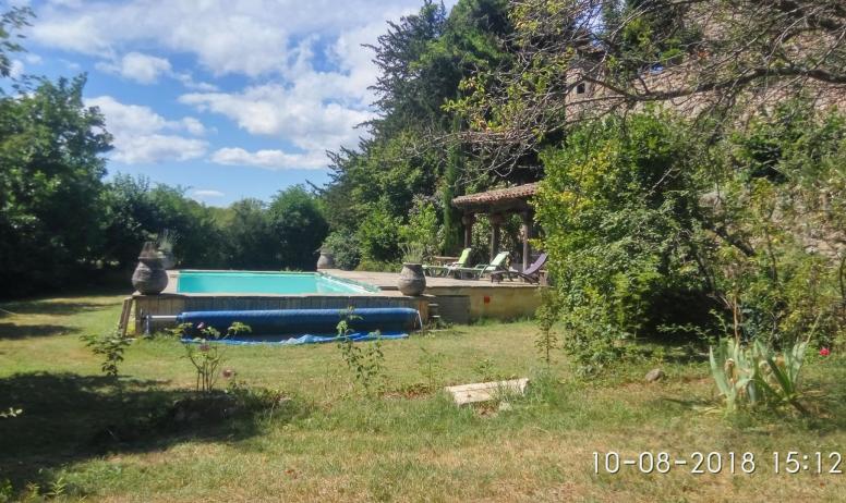 Gîtes de France - vue de la piscine depuis le fond du jardin