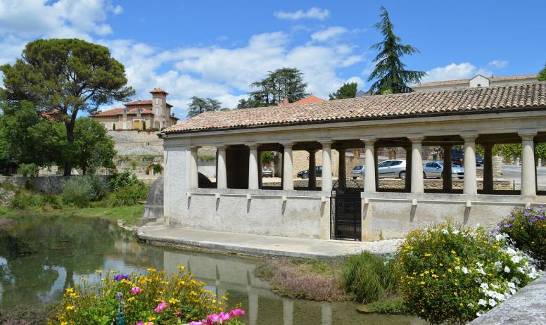 Office de Tourisme du Rhône aux Gorges de l'Ardèche - Le lavoir, dans le Vallon de Tourne, lieu chargé d'histoire