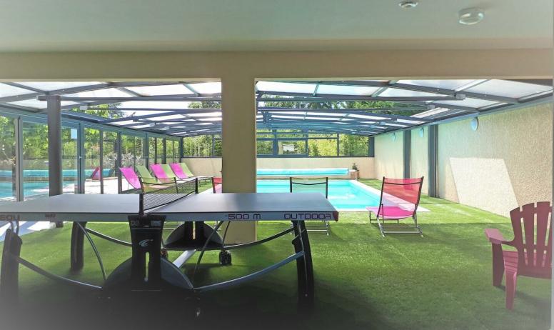 Gîtes de France - LE SÉJOUR ARDÉCHOIS : piscine couverte et chauffée toute l'année, ping-pong