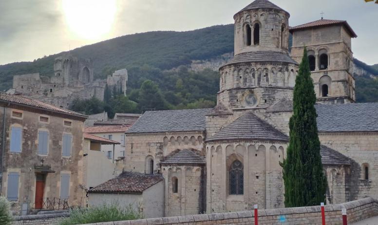 Gîtes de France - Abbatiale Sainte Marie et château de Cruas