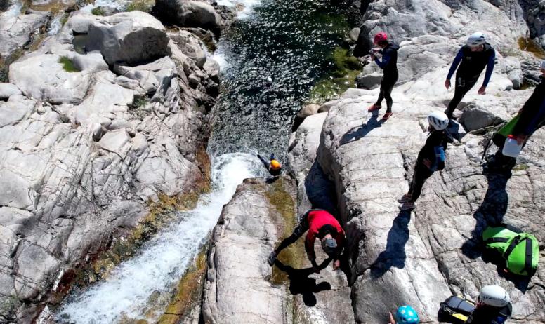 © VISION'AIR drogeat-drone-production.com - Canyoning famille Chassezac