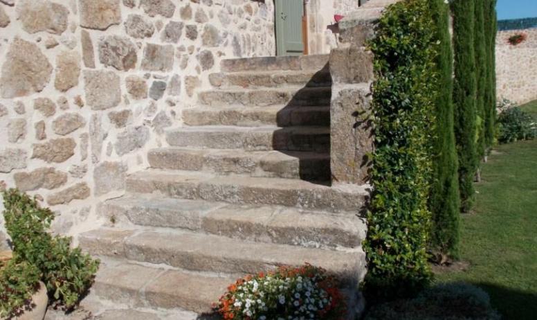 Gîtes de France - Escalier en pierre extérieur pour accéder au gîte