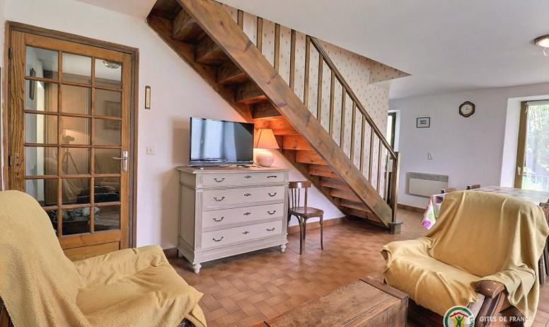 Gîtes de France - Salon - séjour avec escalier menant aux chambres