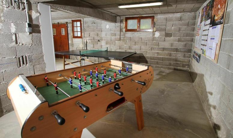 Gîtes de France - Garage aménagé : baby-foot, tennis de table, jeu de fléchettes, raquettes de badminton.