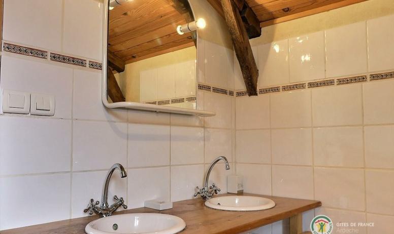 Gîtes de France - Chambre Châtaigne à l'étage avec plan double vasque et douche