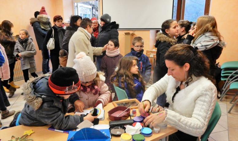 Maquillage de Noël pour les enfants lors du marché de Noël aux Ollières-sur-Eyrieux