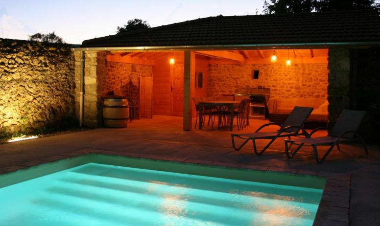 Gîtes de France - Pool House de la piscine avec coin repas, plancha et canapé + WC