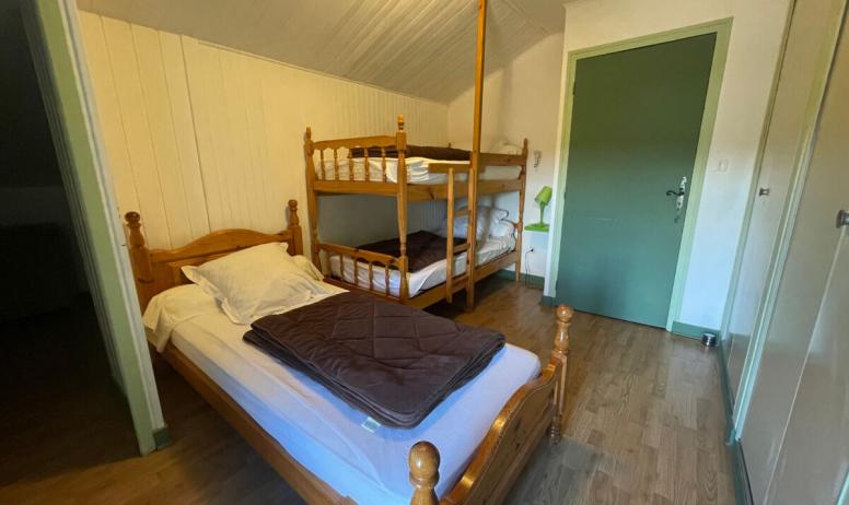 Clévacances - chambre 3 lits simples gîte Magnodaire gîte 7 personnes Joyeuse sud Ardèche