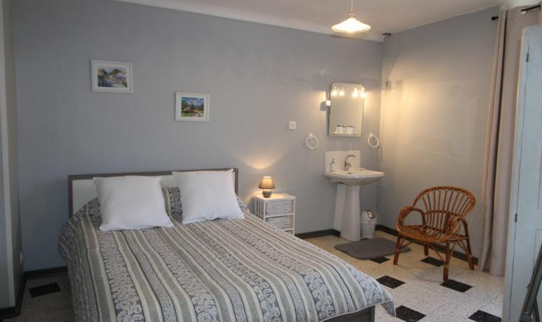 Gîtes de France - Au 2 ème niveau : chambre avec 1 lit en 140 cm et lavabo. 