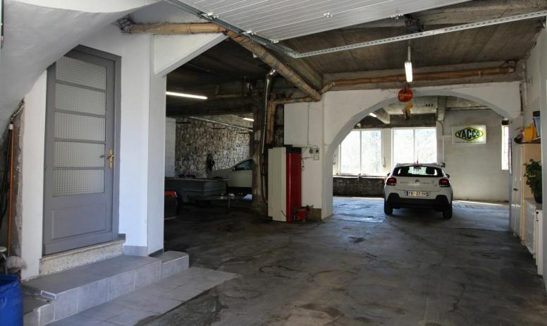 Gîtes de France - Grand garage privatif et sécurisé de 200 m ² pour voitures et vélos.  Gîte à l'étage.  
 