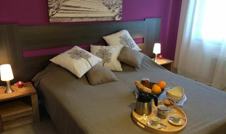 Gîtes de France - La chambre violette avec douche a l'italienne et lavabo très belle vue et en hauteur 