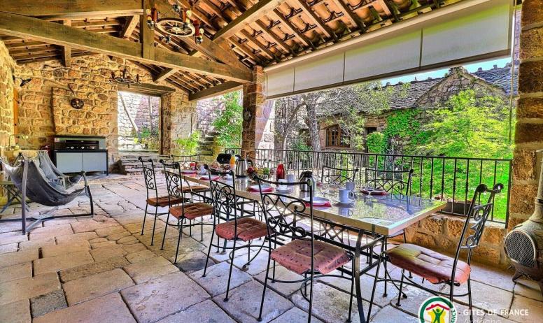 Gîtes de France - Déjeuner extérieur à l'abri du soleil. Grande terrasse couverte avec Plancha et Barbecue