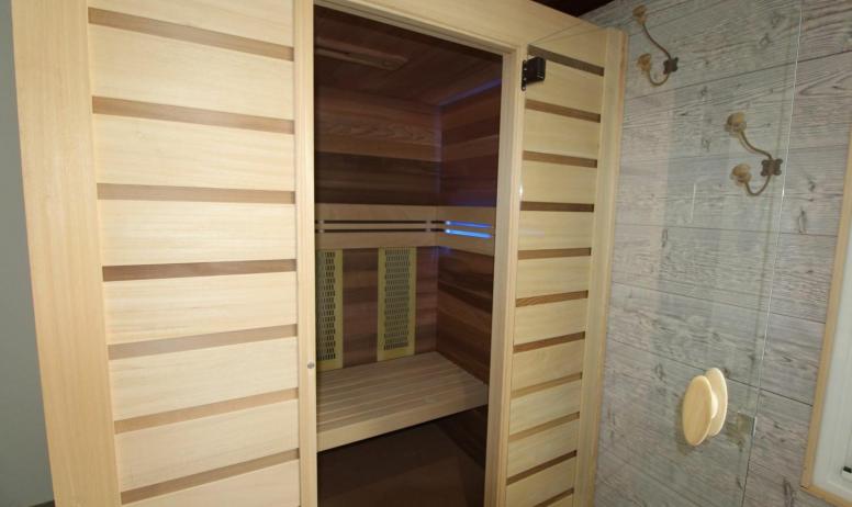 Gîtes de France - Espace salon d'intérieur avec SPA et Sauna privatifs