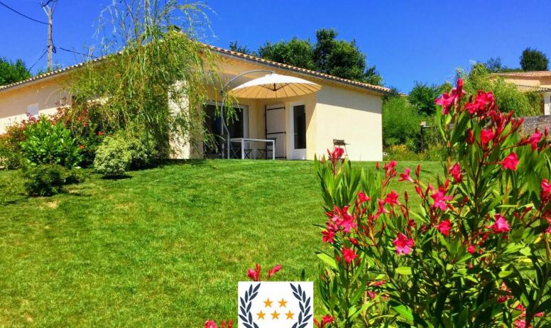 Gîtes de France - Maison indépendante avec piscine et joli jardin fleuri