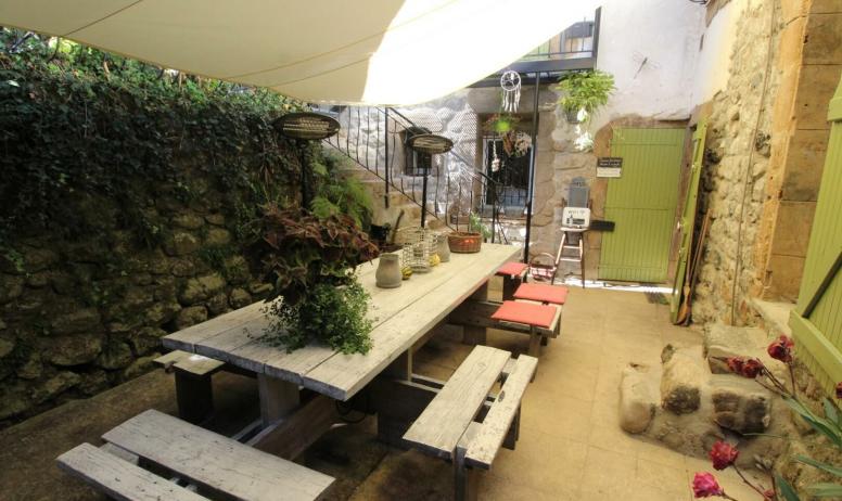 Gîtes de France - Terrasse couverte pour repas et petit-déjeuners