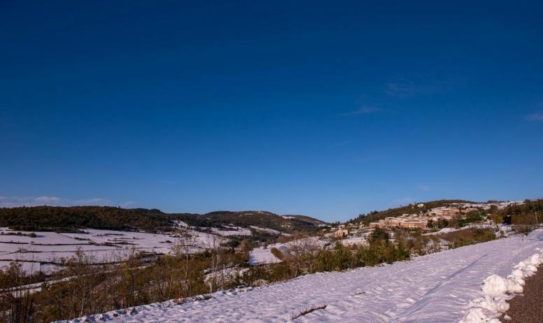 Gîtes de France - Vue panoramique du village sous la neige!