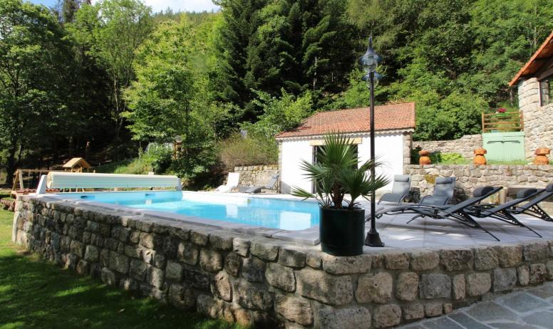 Gîtes de France - La piscine privative chauffée et la Clède où se trouve le jacuzzi.  