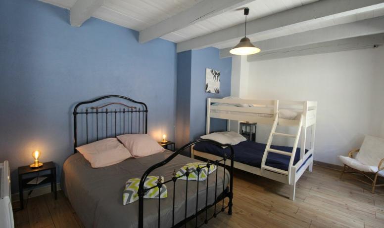 Gîtes de France - Le dortoir avec 1 lit en 140 cm et 2 lits superposés. 
