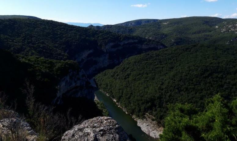 Gîtes de France - Le cirque de Gaud au milieu des gorges de l'Ardèche (à 5 minutes en voiture du mas, 30 minutes à pied)