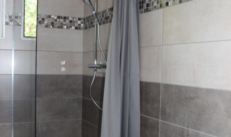 Clévacances - salle de bain, douche spacieuse