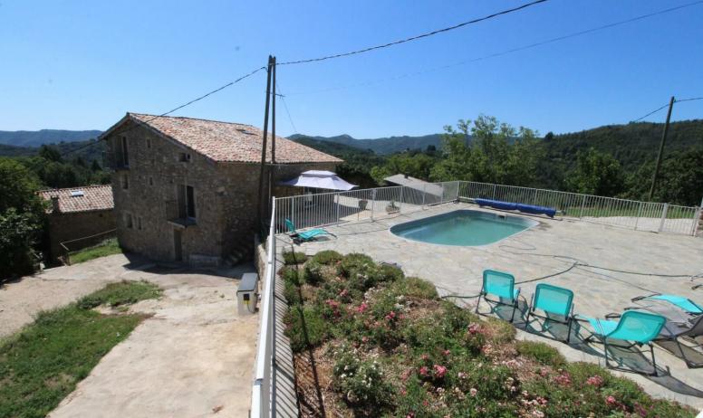 Gîtes de France - Vue d'ensemble avec les deux maisons et piscine privée