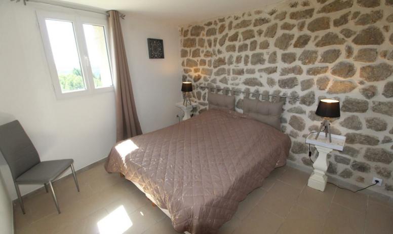 Gîtes de France - Chambre 2 - lit en 160 modulable mur en pierre
