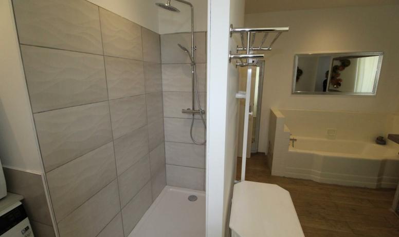 Gîtes de France - Salle de bain (baignoire et douche) et lave linge - Chambre Jade