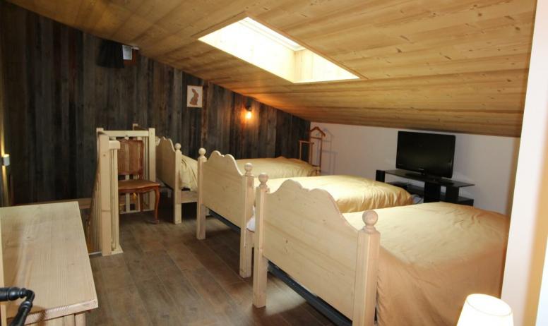 Gîtes de France - A l'étage : mezzanine avec 3 lits en 90 cm pour 1 personne. Tv à disposition avec DVD intégré à l'étage.   