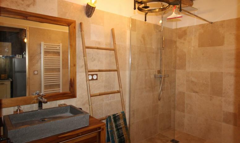 Gîtes de France - La salle d'eau avec la douche spacieuse. 