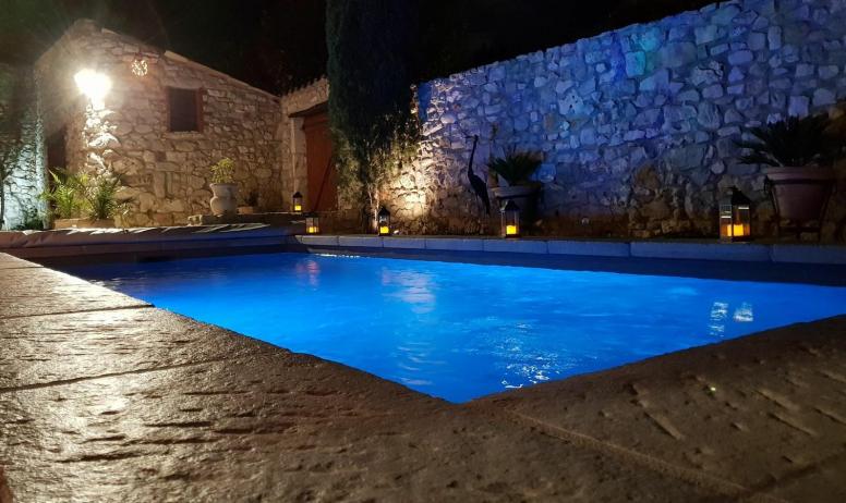 Gîtes de France - la piscine éclairée la nuit