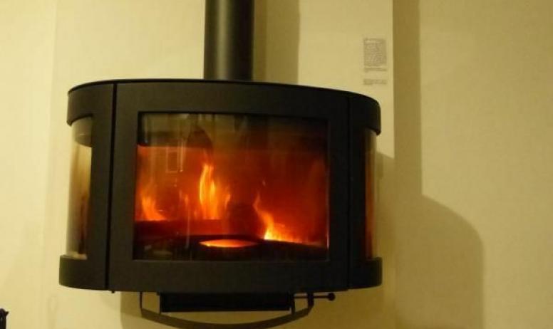 Gîtes de France - Superbe poêle vitré en fonte / Superb cast-iron wood burning stove
