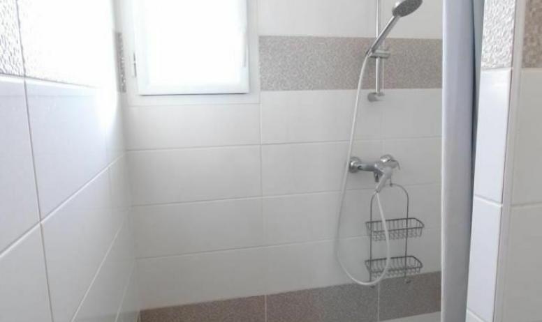 Gîtes de France - Salle d'eau de la suite parentale / En-suite shower room
