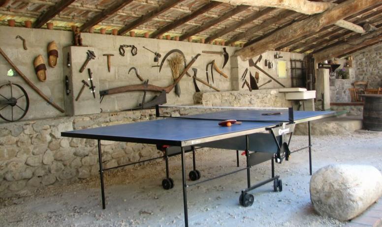 Gîtes de France - La table de ping-pong et les vieux outils.