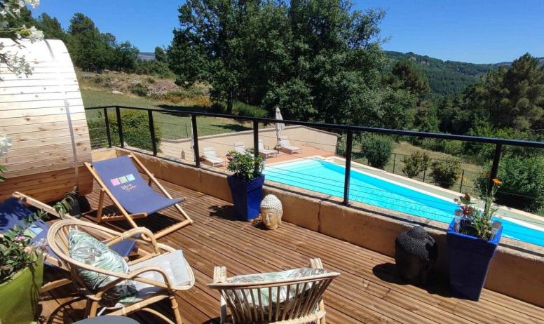 Gîtes de France - Espace détente sauna et bain nordique avec vue sur la piscine