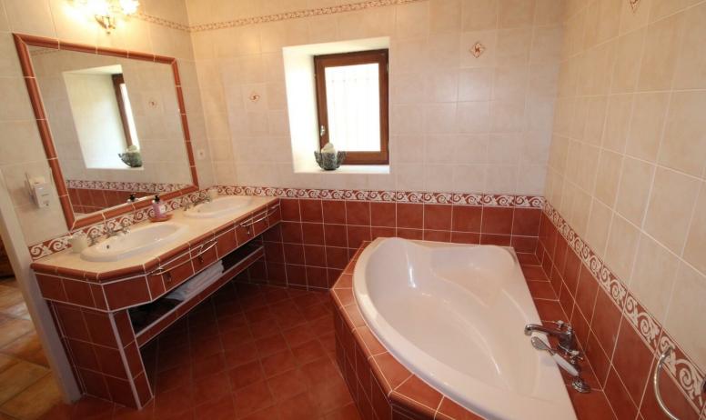 Gîtes de France - Salle de bain privative avec baignoire et douche