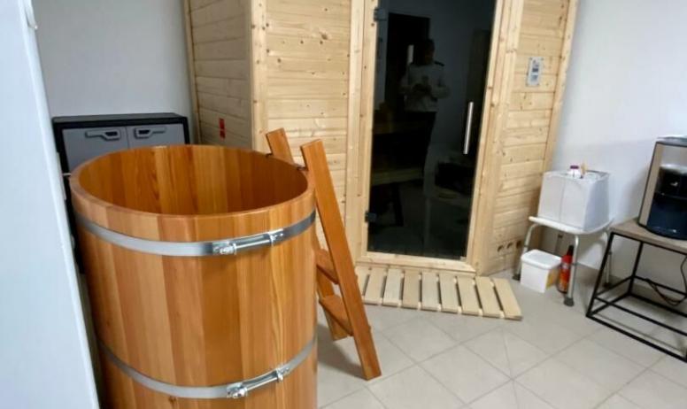 Gîtes de France - Sauna et bain froid dans pièce bien-être 