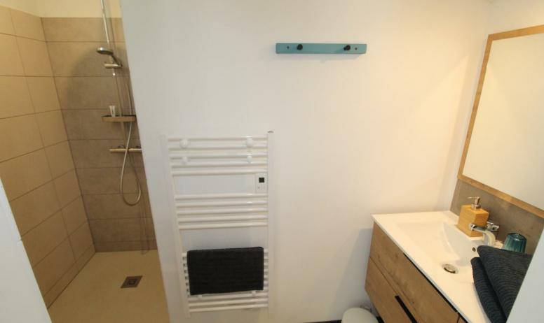 Gîtes de France - Chambre 3 étage : salle d'eau privative et WC indépendants