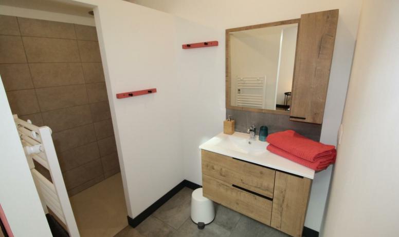Gîtes de France - Chambre 4 étage : salle d'eau privative et WC indépendants