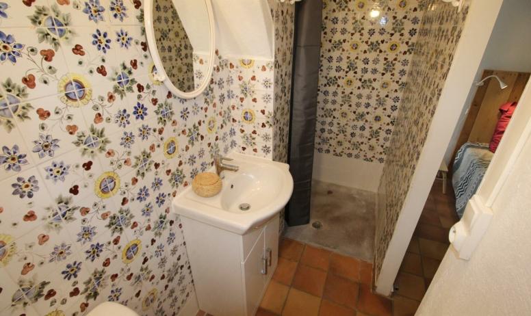 Gîtes de France - Salle d'eau avec douche "effet béton ciré" et WC