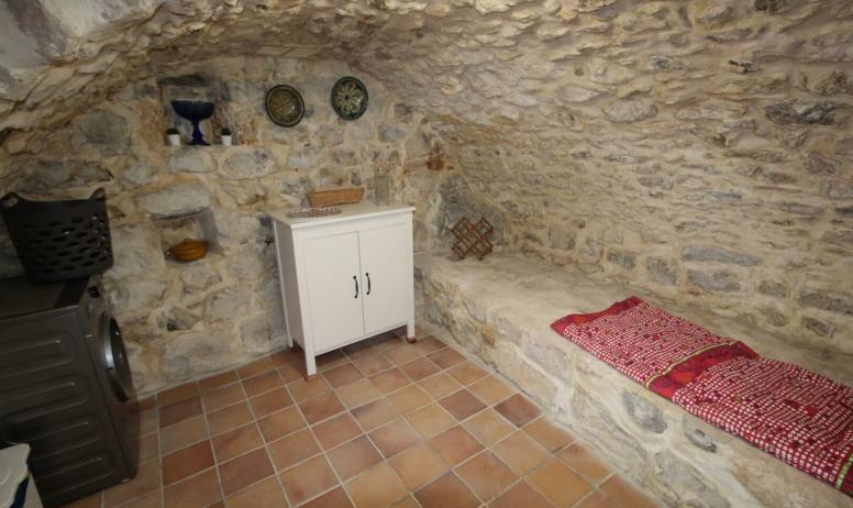 Gîtes de France - Annexe de la cuisine avec un lave linge, un réfrigérateur et des rangements