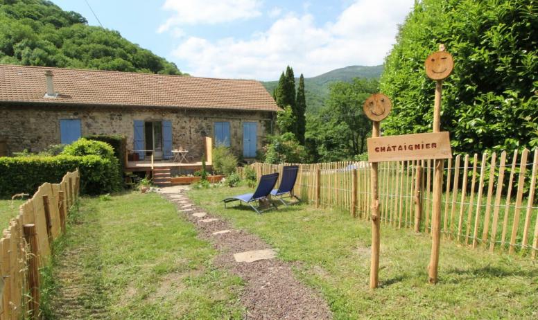 Gîtes de France - Jardin clôturé avec chaises longues pour détente