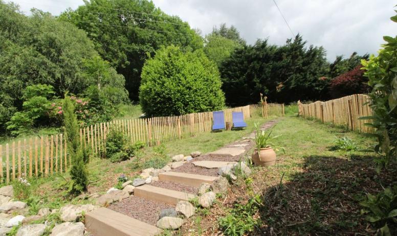Gîtes de France - Jardin clôturé avec chaises longues pour détente
