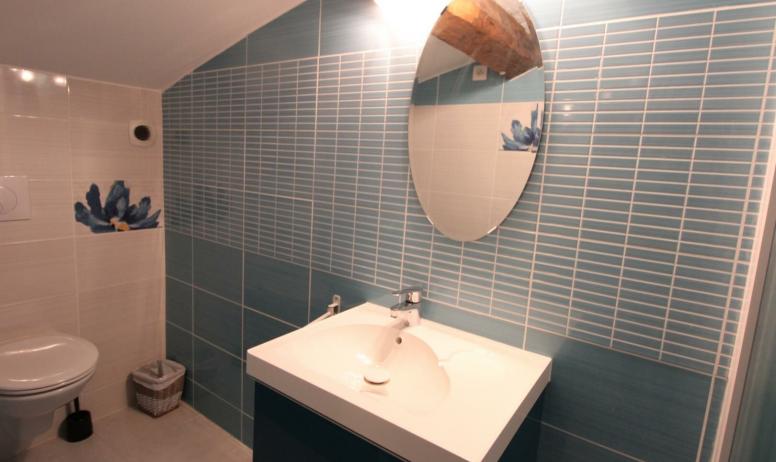 Gîtes de France - Salle d'eau de la chambre avec lit 2 personnes en 140 cm. 