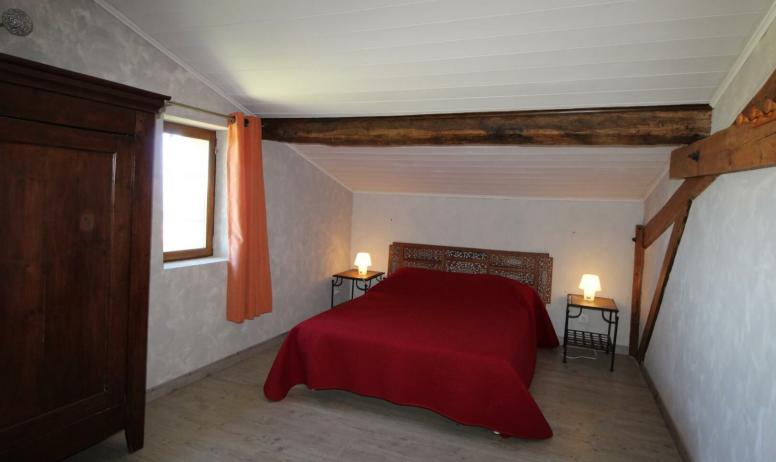 Gîtes de France - Chambre équipée d'un lit en 140 cm avec la belle vue.  