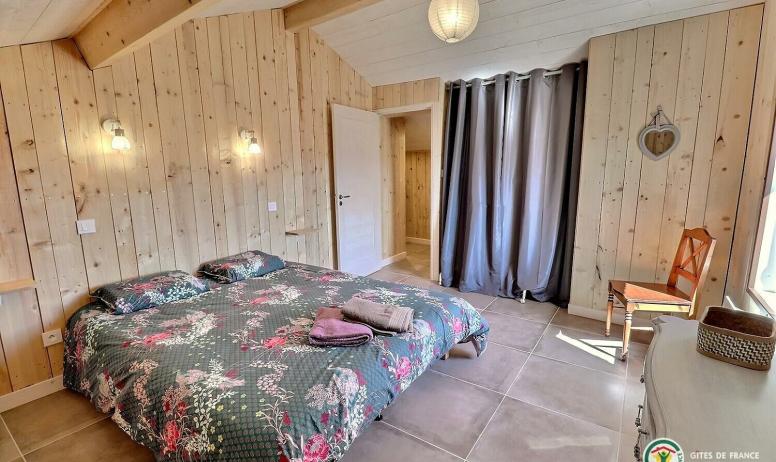 Gîtes de France - Chambre 1 avec lit en 160. Un espace penderie et commode pour accueillir vos effets personnels.