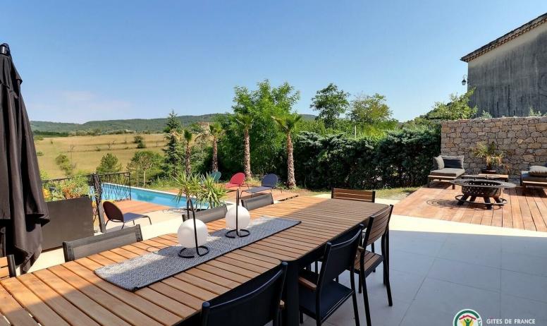 Gîtes de France - Terrasse avec vue magnifique, brasero et piscine à débordement