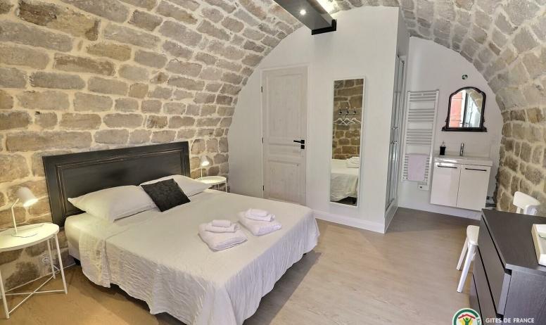 Gîtes de France - Chambre avec lit en 140 et douche et WC séparés